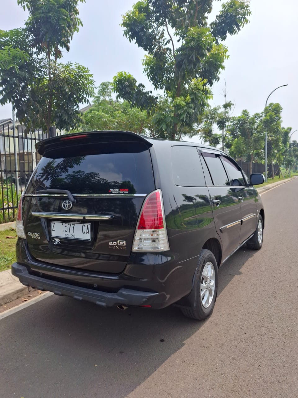 TOYOTA INNOVA G At 2011