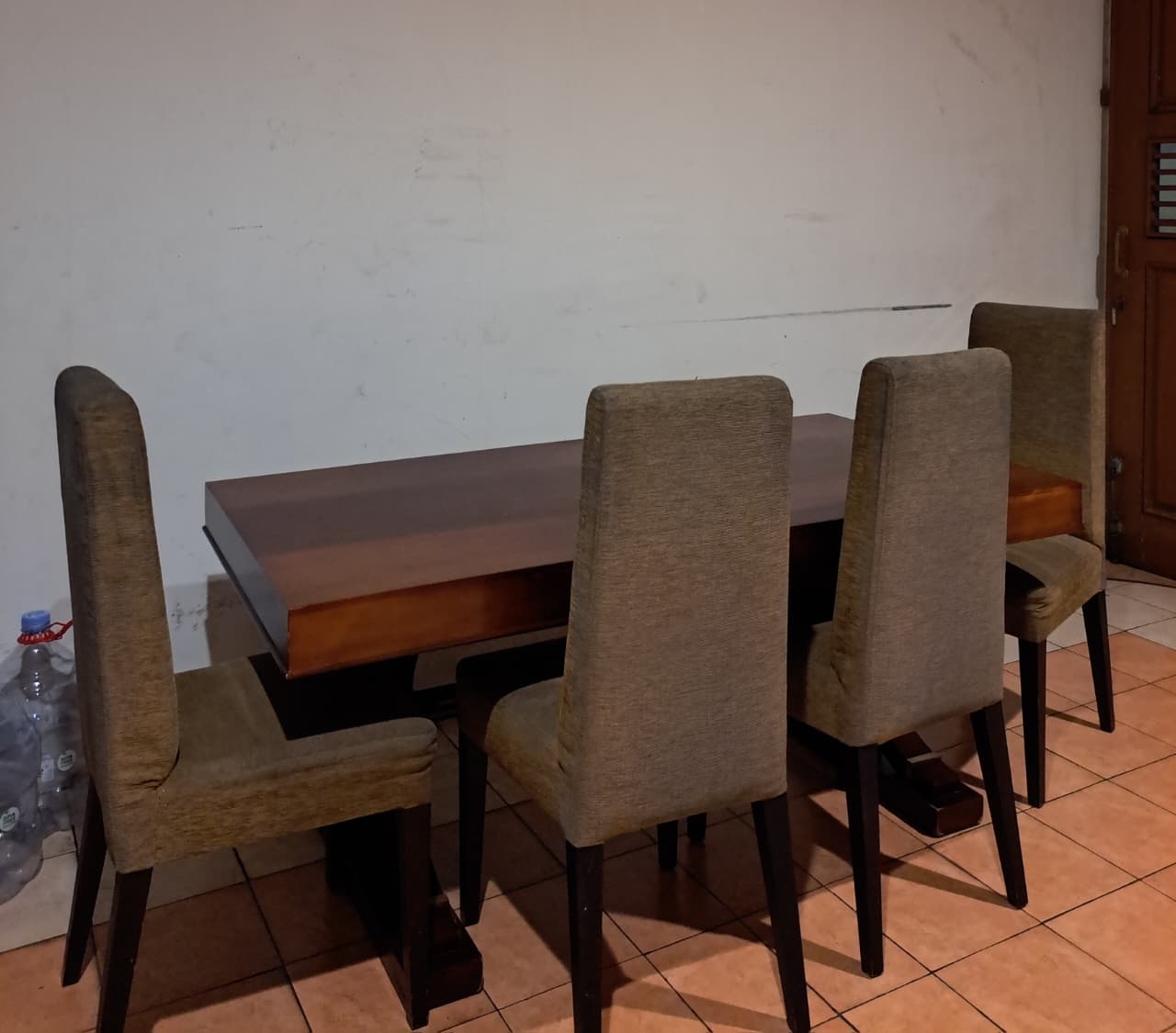 Set Meja Makan Kayu dengan 4 Kursi