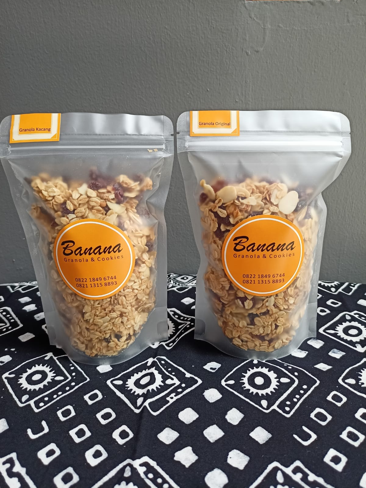 Granola Banana: makanan yang dibuat  dari oatmeal utuh, almon, kismis, cranberry...